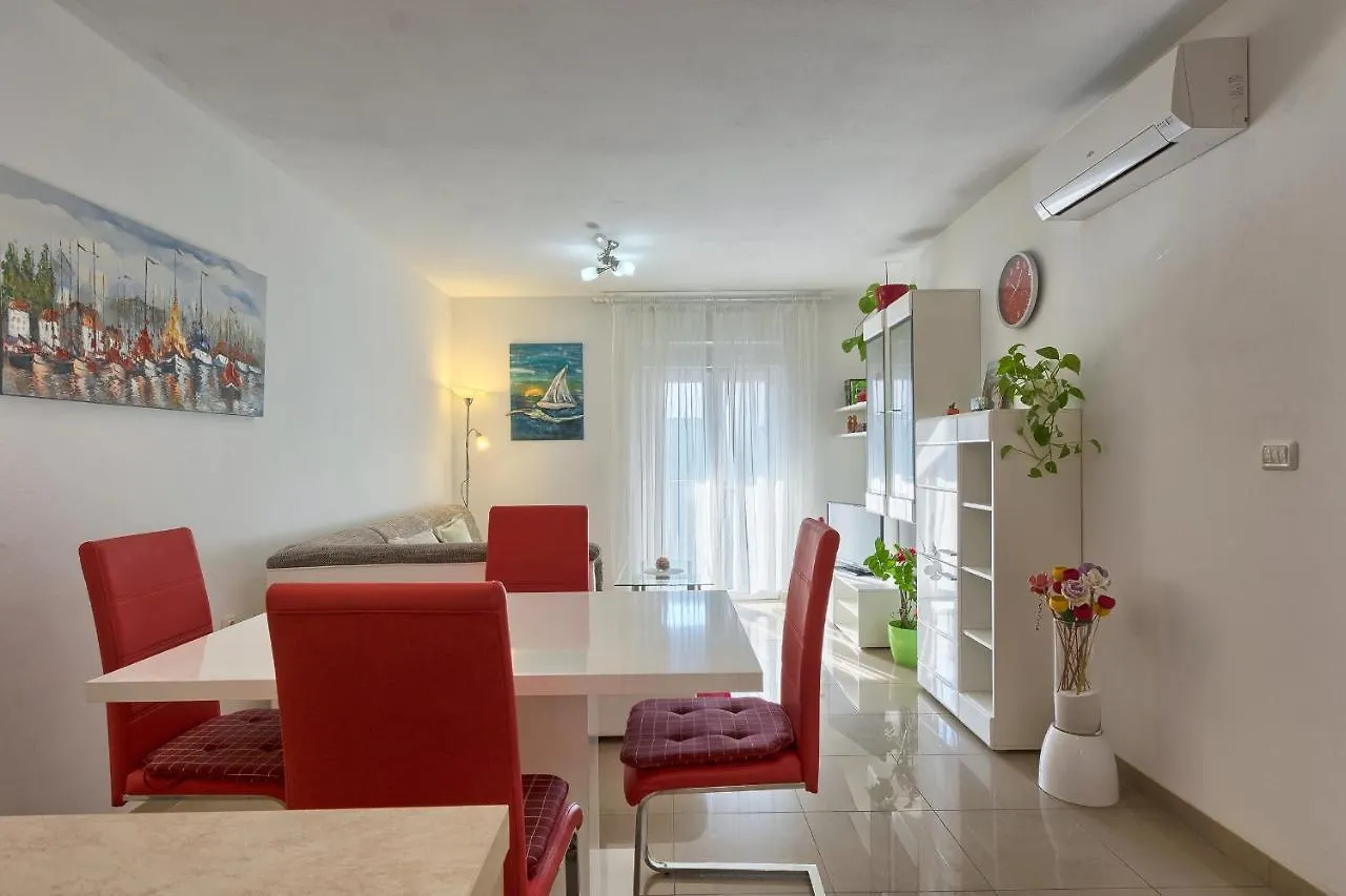 Alen Apartment Pula 0*,