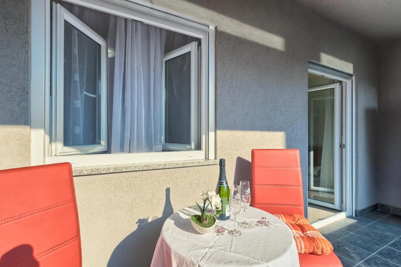 Alen Apartment Pula 0*,